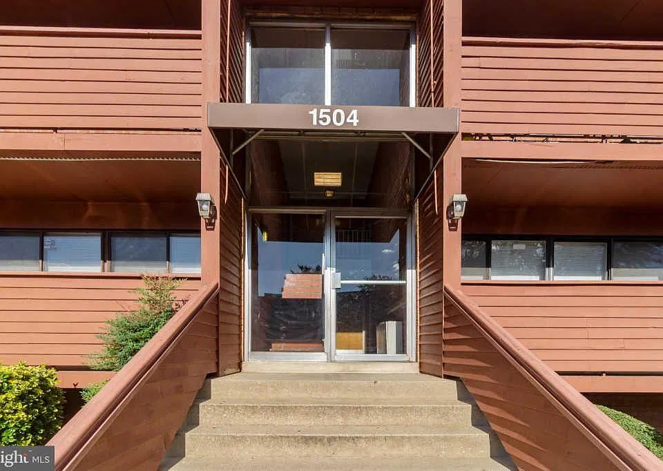 1504 S George Mason Dr #20