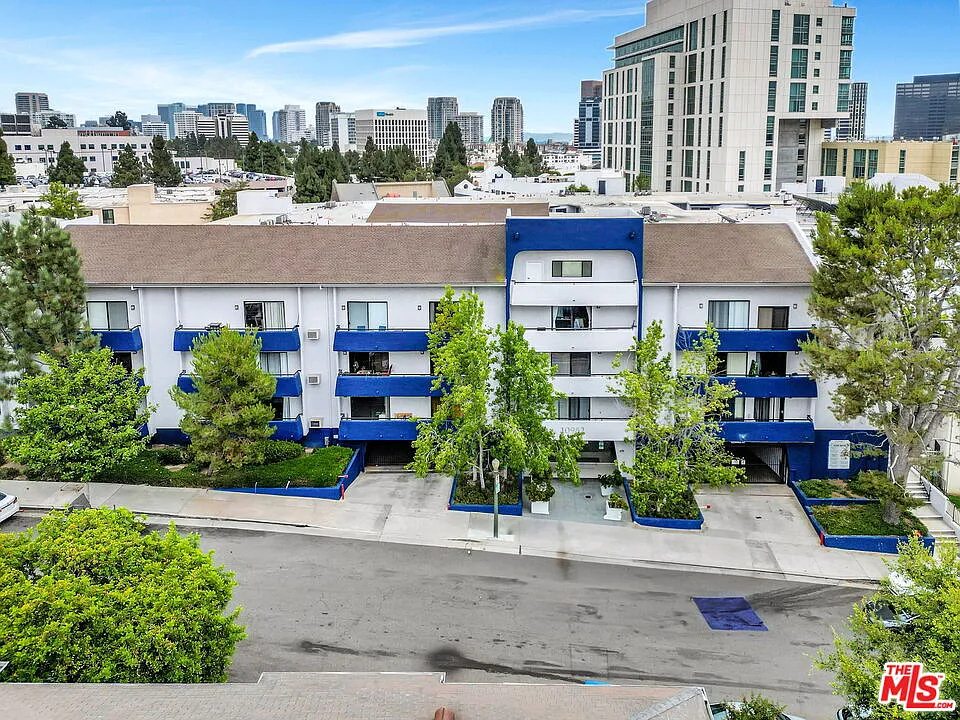 2 bed, 2.0 bath, 962 sqft, $3,995 — Photo 3