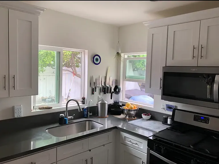 1852 S Redondo Blvd — Photo 28