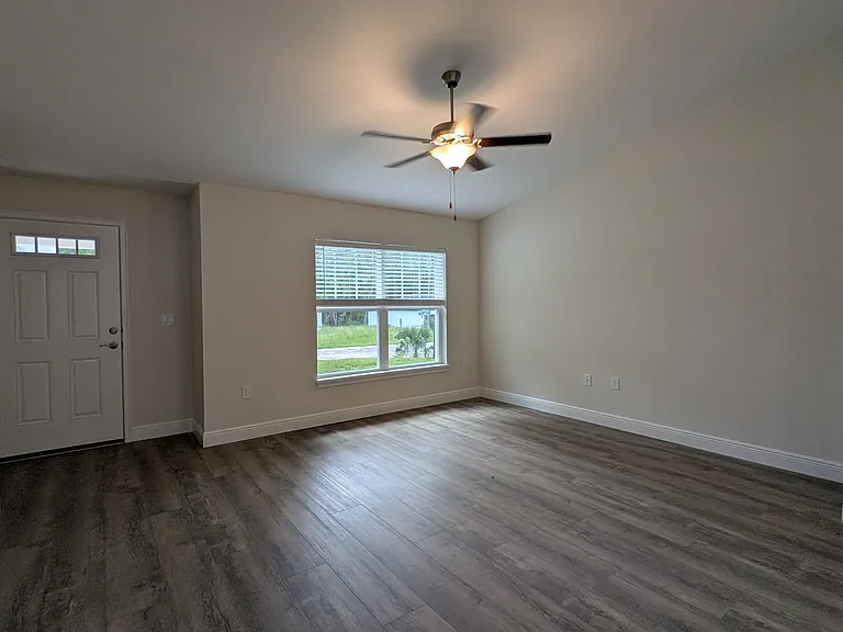 214 E Caldwell Dr — Photo 4