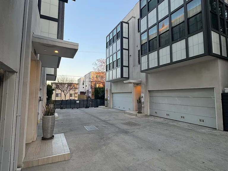 1825 1/2 Alsace Ave — Photo 35