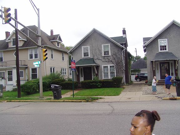 2nd image of 623 W Franklin St