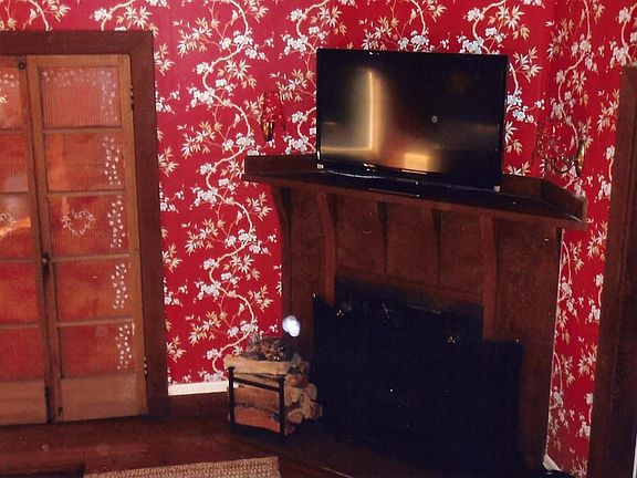 parlor w/pantry access