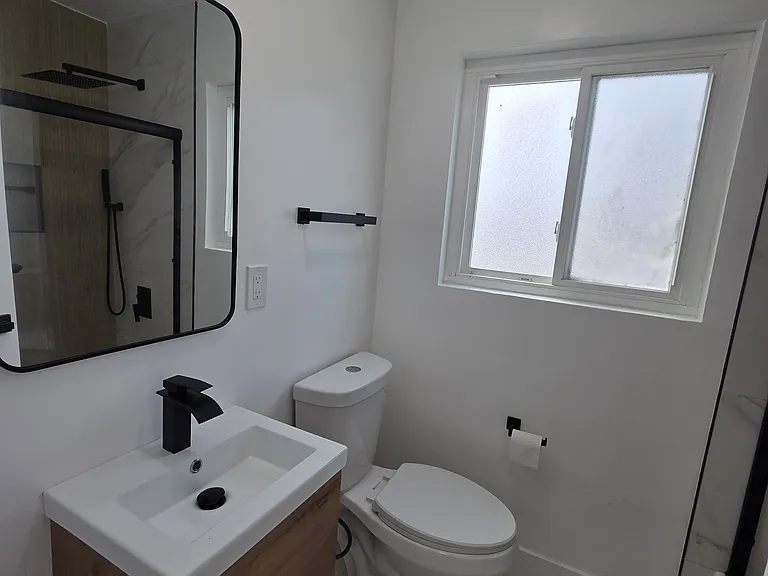 Upstairs Full bathroom
