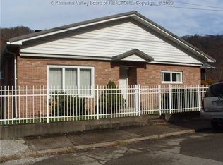512 4th Ave, Montgomery, WV 25136
