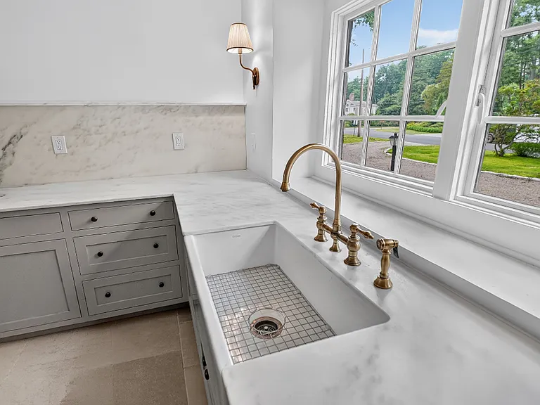 1085 Ridge Rd — Photo 3
