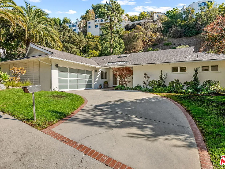 1836 N Doheny Dr