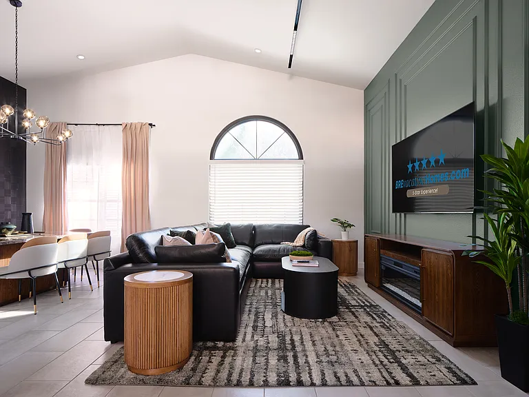 Large family room 1 of 2