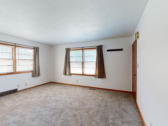 4th image of 210 Campus Ave Unit 2