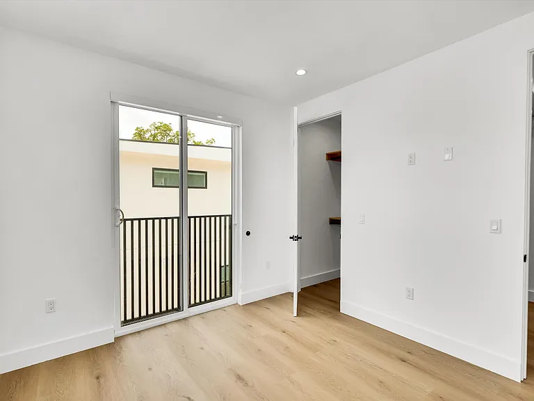5022 Cahuenga Blvd — Photo 21