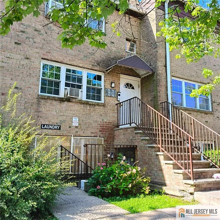 2 bed, 1.0 bath, 884 sqft, $2,000 — Photo 2