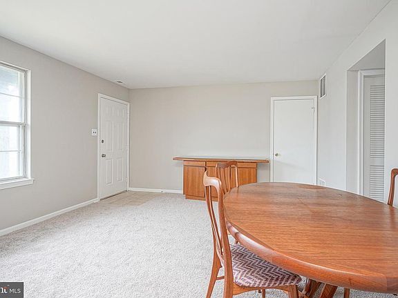 3rd image of 285 Knoll Dr