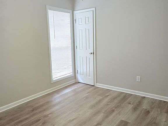 4th image of 9 Lexington Cir