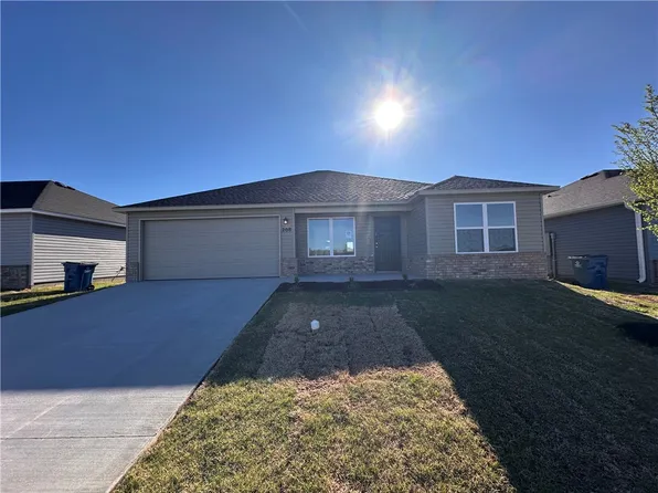 208 Whitten Ave, Gentry, AR 72734