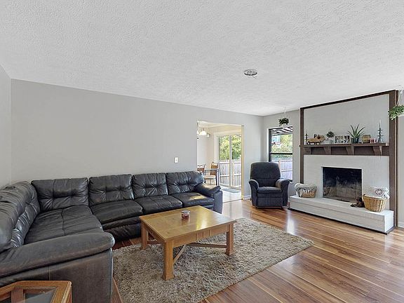 3rd image of 1557 Linden Ct