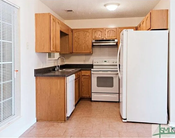3 bed, 2.5 bath, 1914 sqft, $2,400 — Photo 3