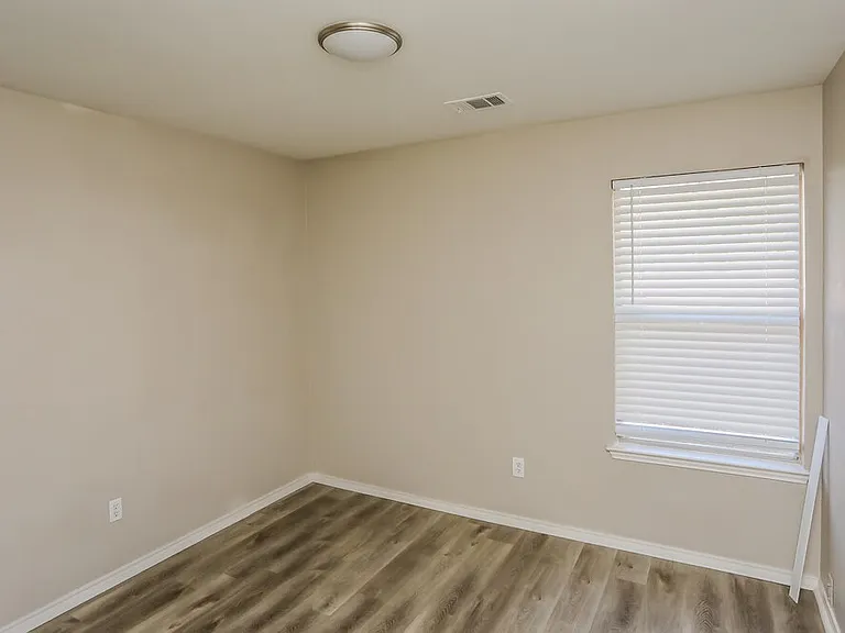 1303 Coronado Ln — Photo 13