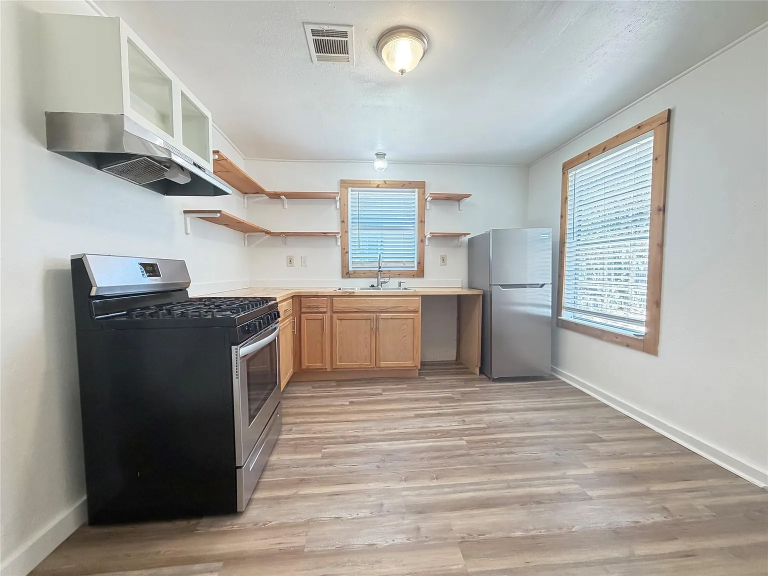 3 bed, 1.0 bath, 816 sqft, $2,100 — Photo 4