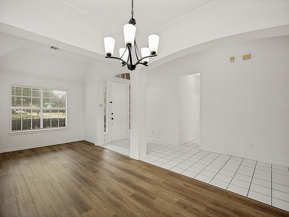 4th image of 2028 Ravenhurst Dr
