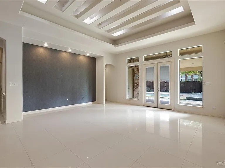 2505 Grand Canal Dr — Photo 5
