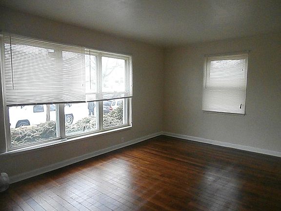 3rd image of 956 Sherwood Dr