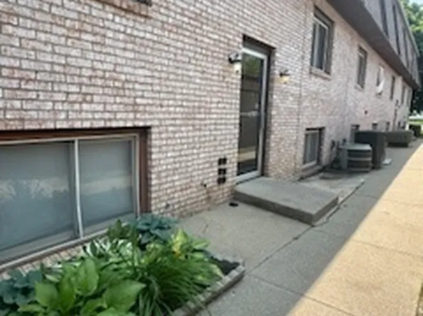 109 Urban St APT 19, Bloomington, IL 61704