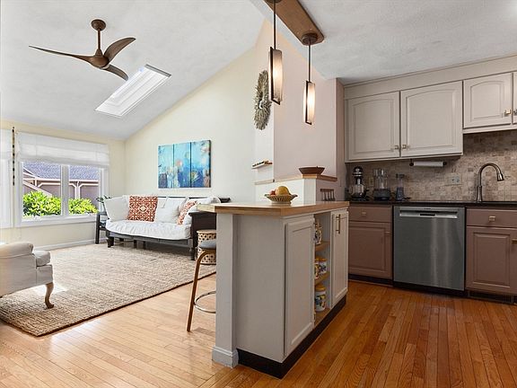 4th image of 32 Lilac Ln #32