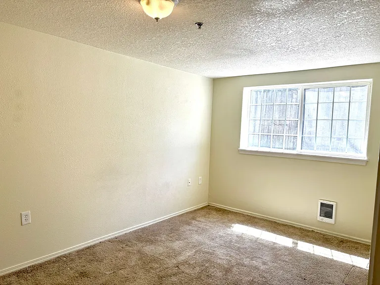 10211 N Lombard St — Photo 15