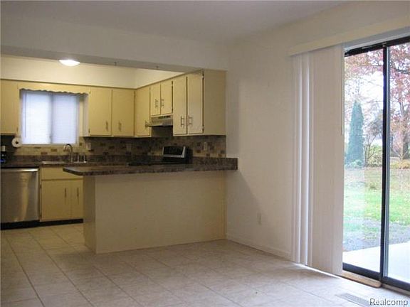5th image of 2832 W Walton Blvd