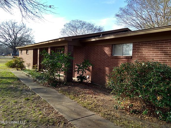 4th image of 311 S Macarthur Cir