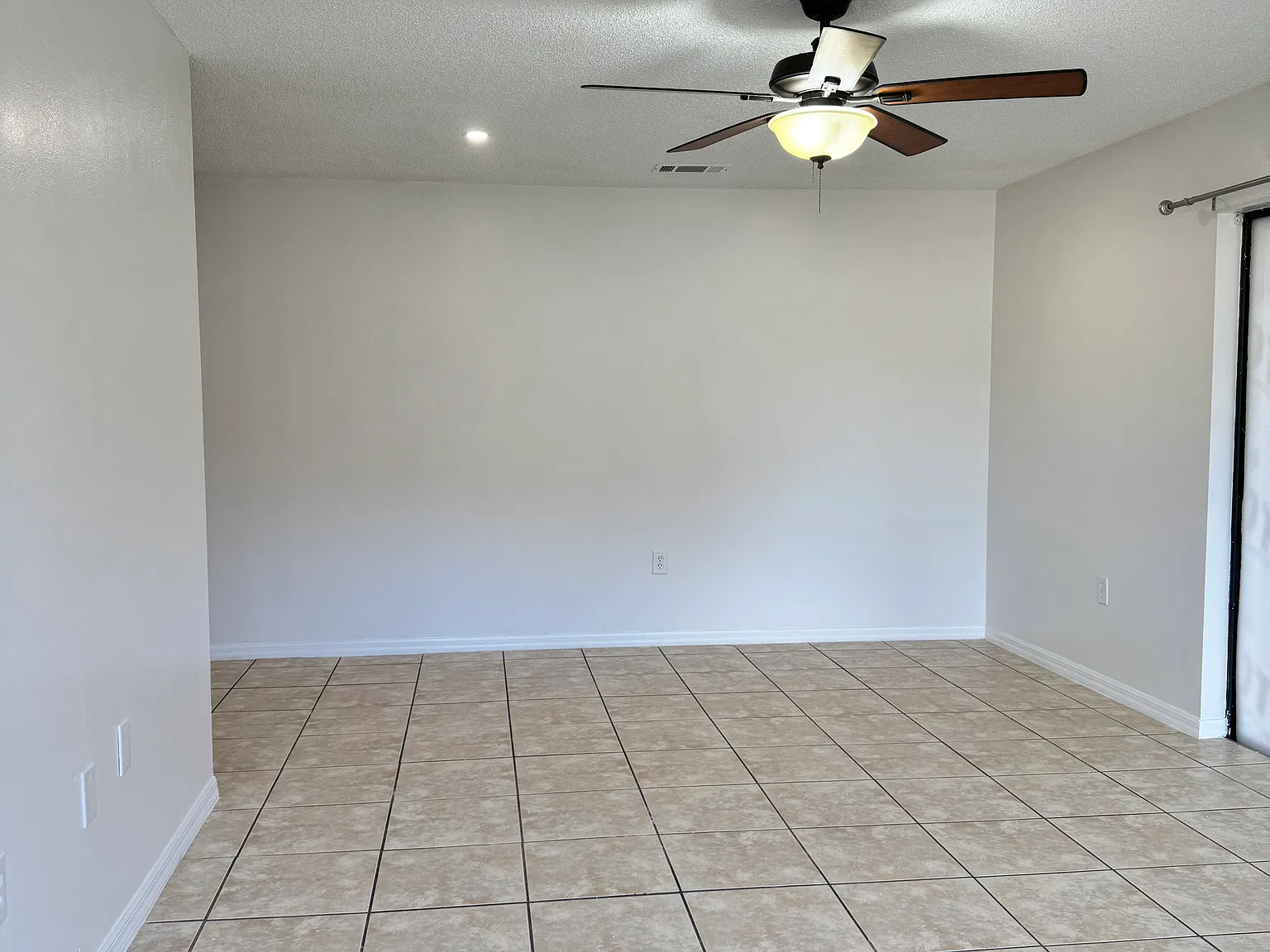 3 bed, 1223 sqft, $1,900 — Photo 2