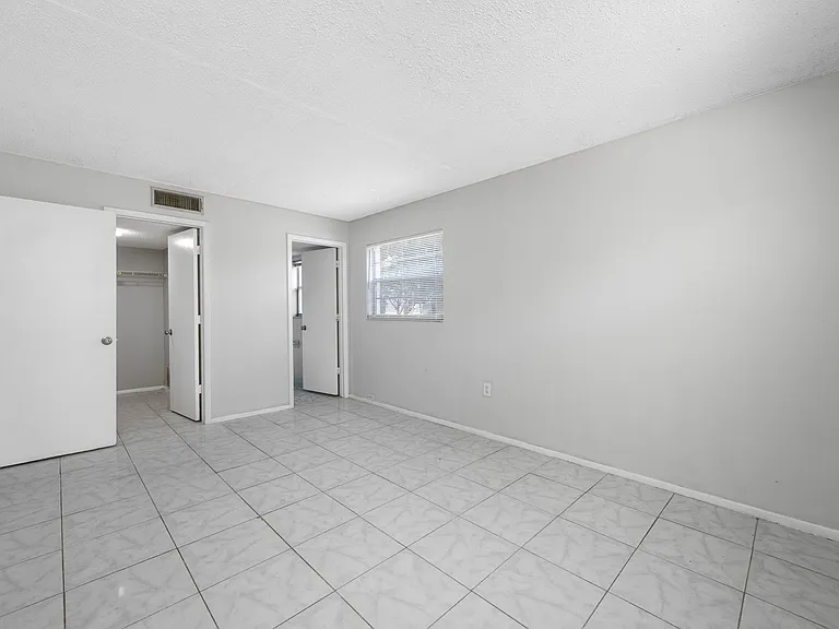 1767 Leo Ln S — Photo 33