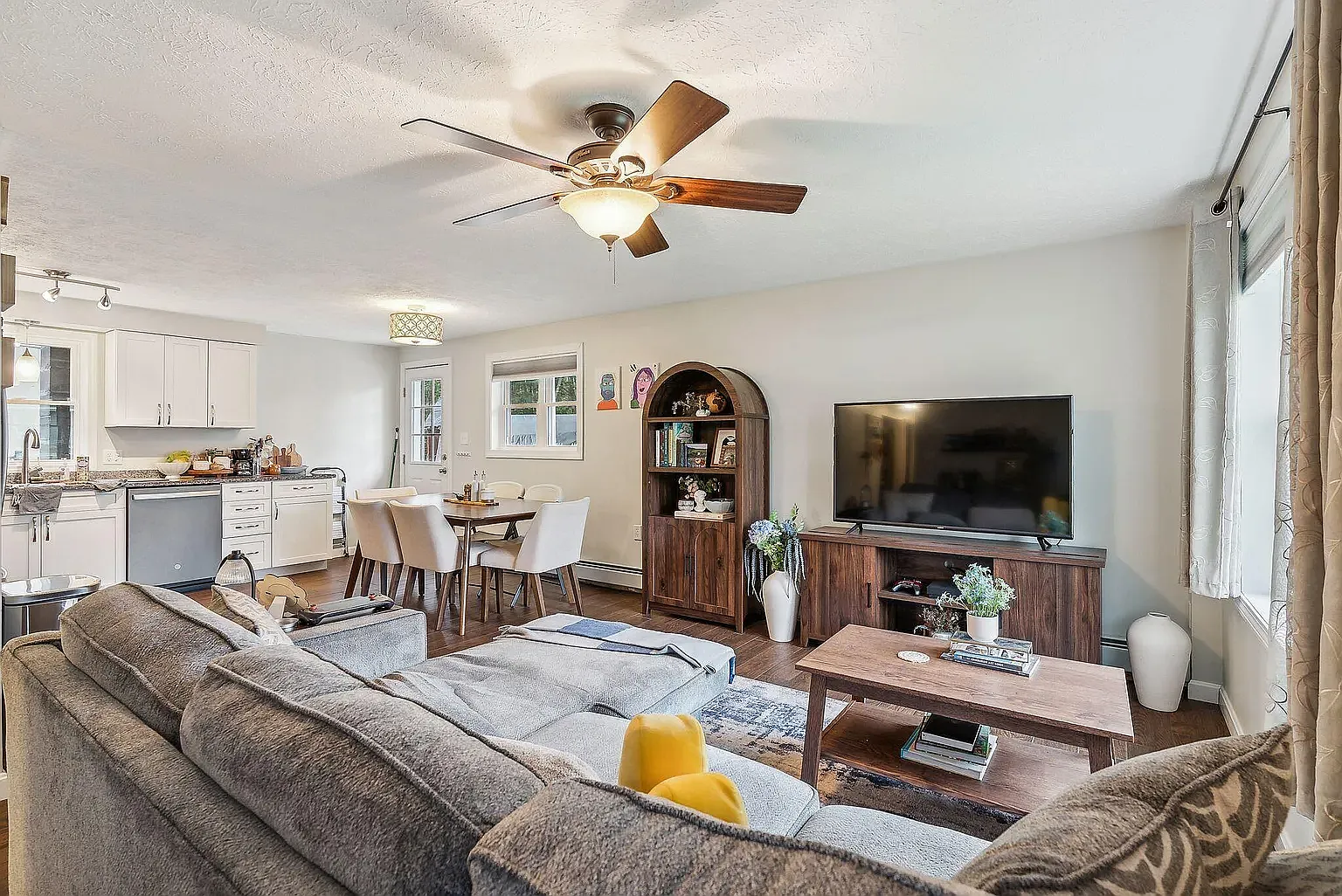 2 bed, 1000 sqft, $2,200 — Photo 4