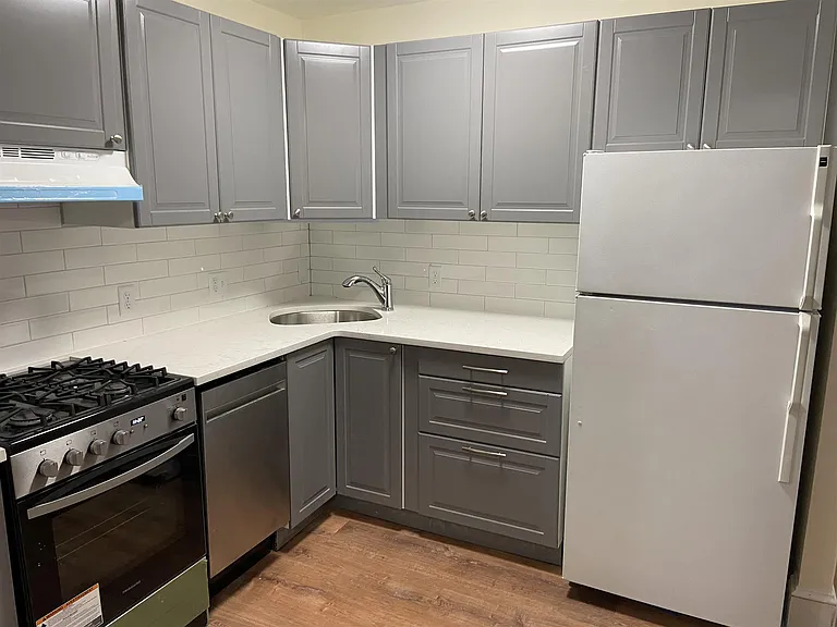 40 College Ave — Photo 3