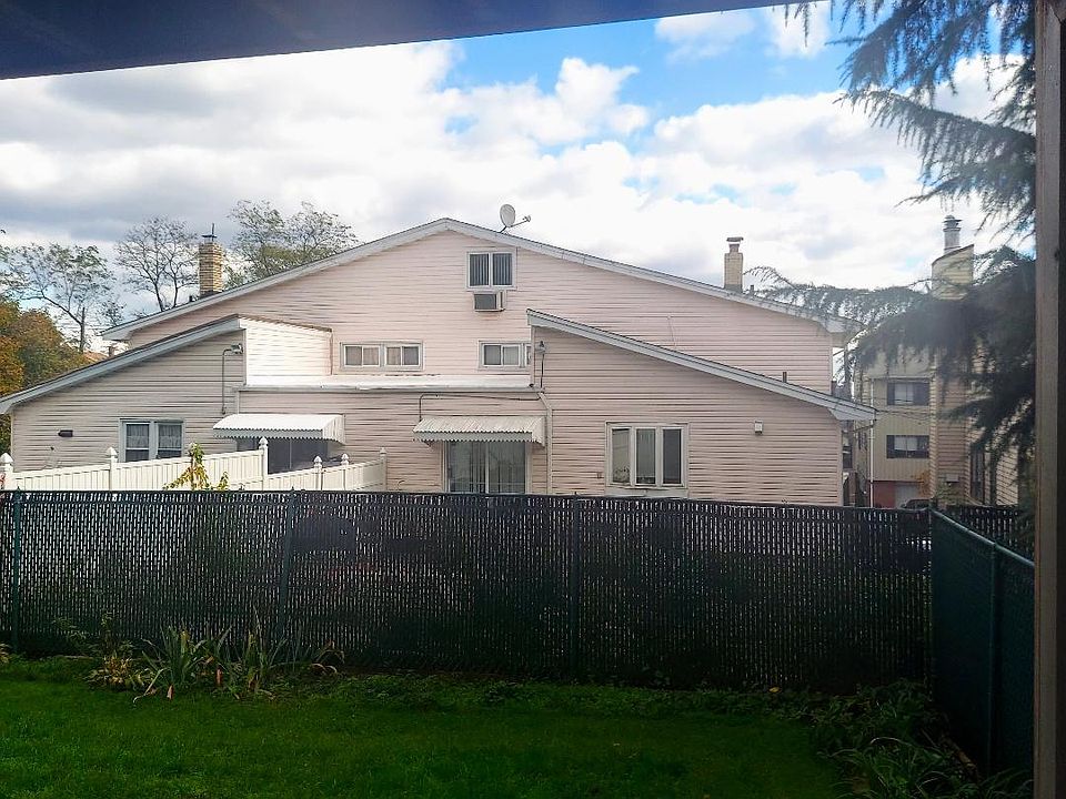 20x25 private backyard/outdoor living space