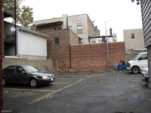 3rd image of 182 Malvern St #184