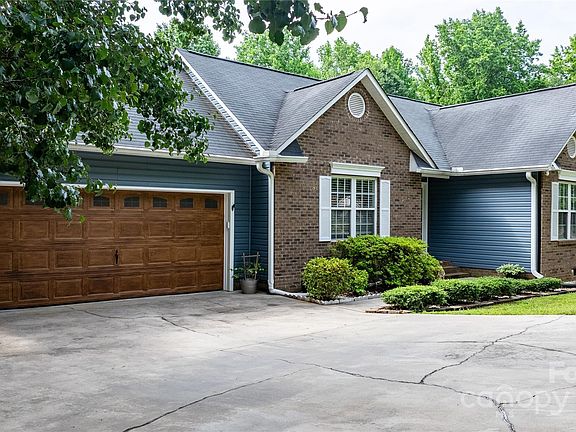 3rd image of 1305 Creekview Dr