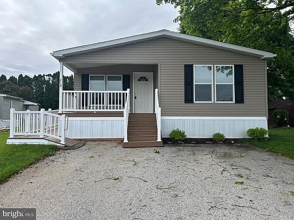 3rd image of 219 Blue Jay Dr