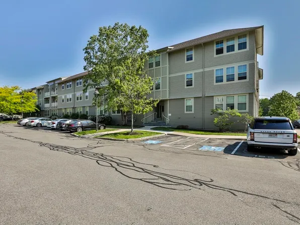 2 Harvest Dr #110, North Andover, MA 01845