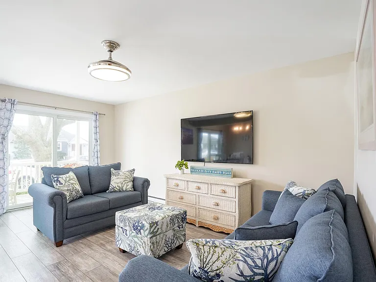1248 Bay Ave — Photo 14