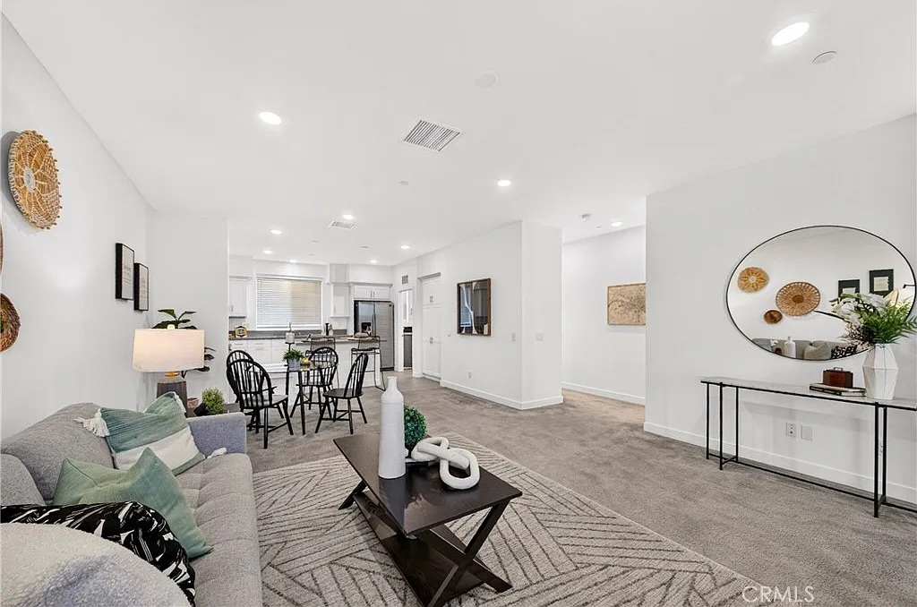 4 bed, 3.5 bath, 1797 sqft, $4,100 — Photo 2