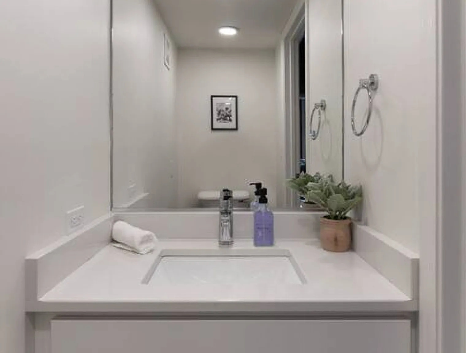 4 bed, 2.0 bath, 3229 sqft, $6,725 — Photo 3