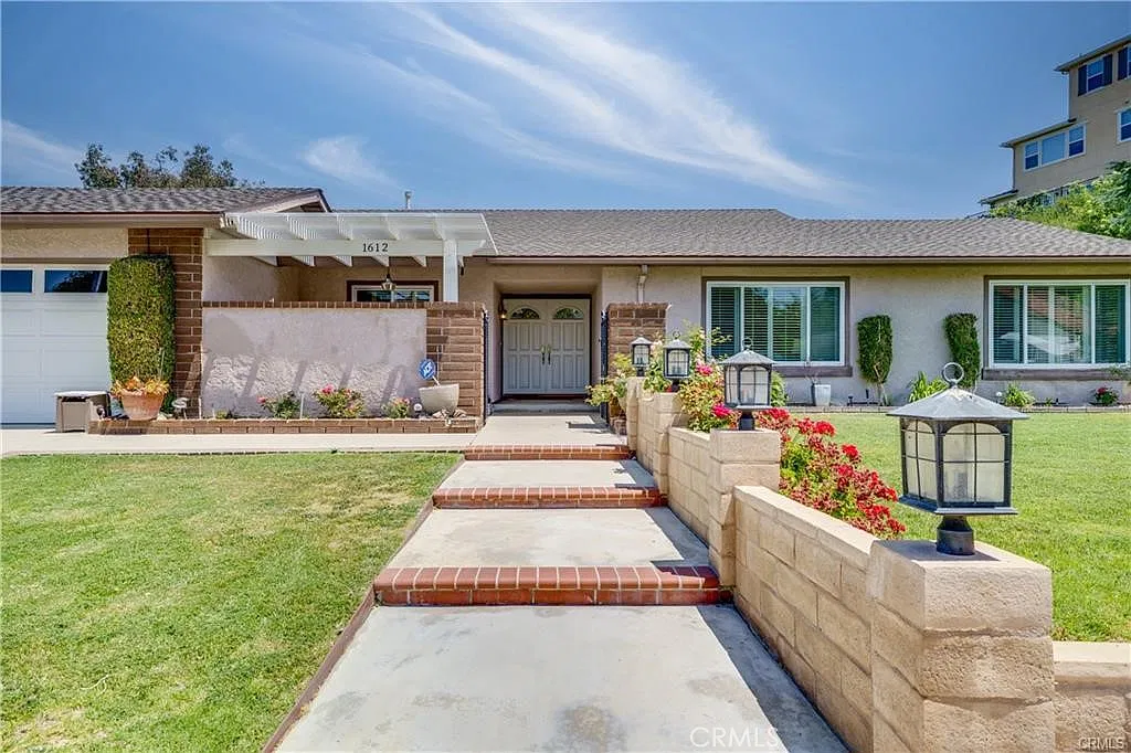 4 bed, 2512 sqft, $4,200 — Photo 1