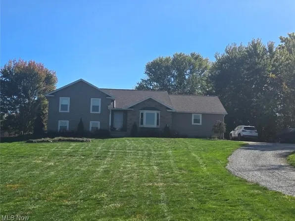 1026 Hartville Rd N, Hartville, OH 44632