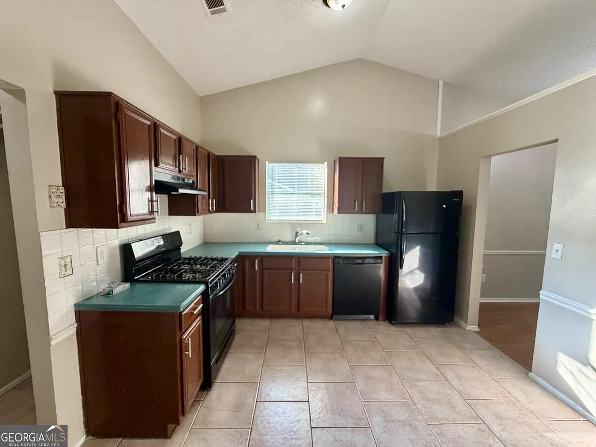 3 bed, 2.0 bath, 1329 sqft, $1,640 — Photo 4