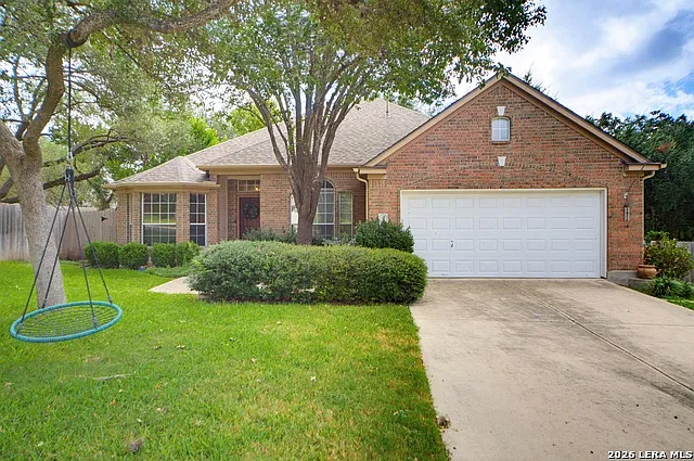 5 bed, 2.5 bath, 2220 sqft, $2,300 — Photo 2
