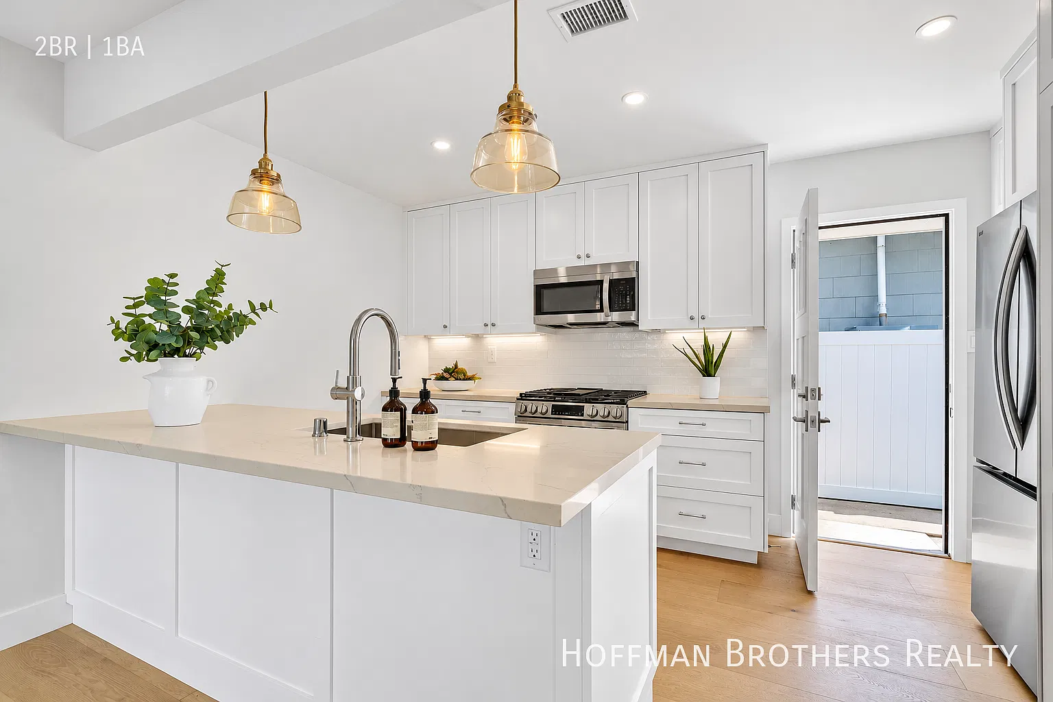 **2 Weeks Free**Remodeled Santa Monica 2-Bedroom with Fully Equipped Kitchen, Modern Appliances, ... — Photo 2