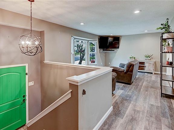 3rd image of 509 NE Johnston Dr