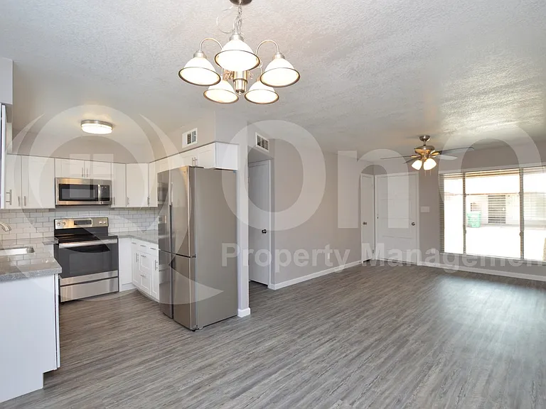 785 N Arrowhead Dr #2 — Photo 4