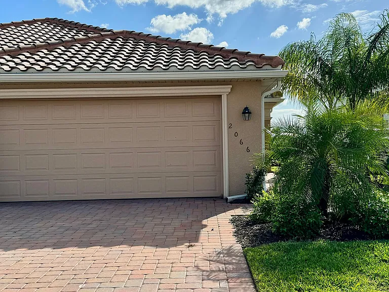 2066 Tamarron Ln — Photo 2
